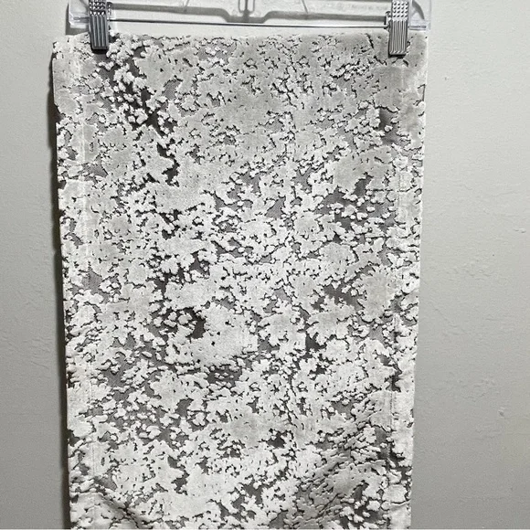 WEST ELM Silver Gray Fog ALLOVER TEXTURED JACQUARD VELVET Table Runner 14” X 90” - Picture 4 of 8